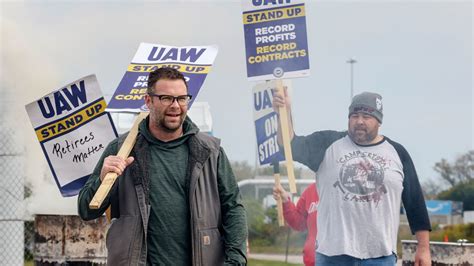 UAW chief to say whether auto strikes will grow from the 34,000 workers now on picket lines